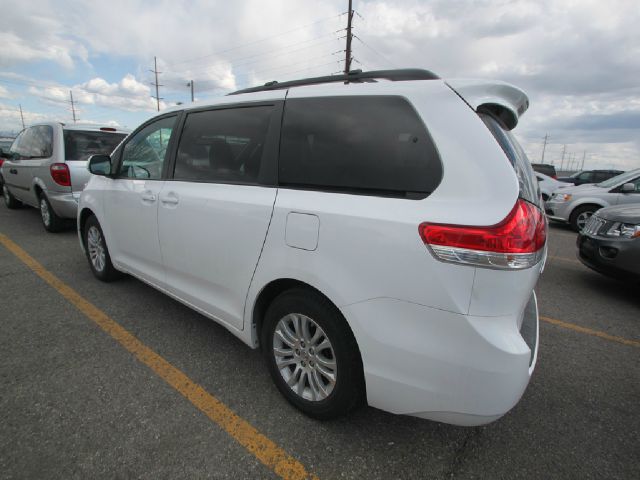 Toyota Sienna 2012 photo 3