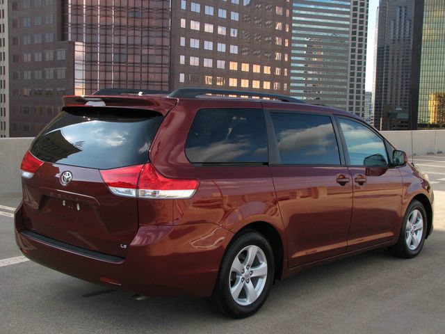 Toyota Sienna 2012 photo 2