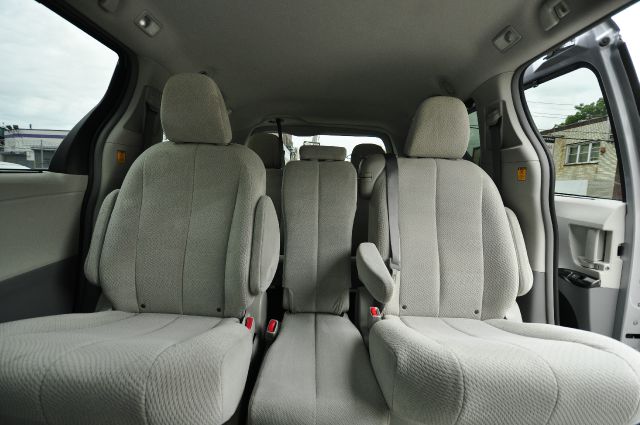 Toyota Sienna 2012 photo 1