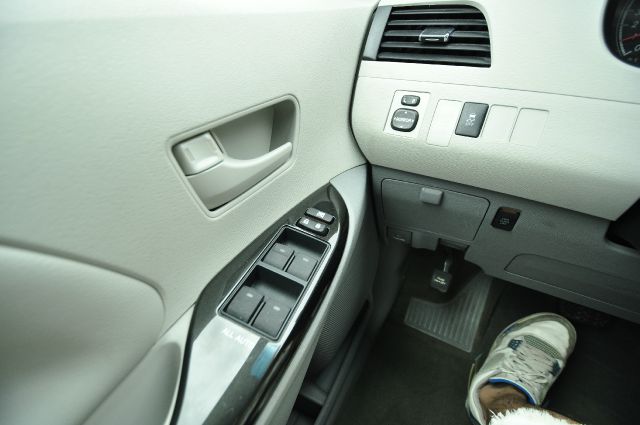 Toyota Sienna 2012 photo 10