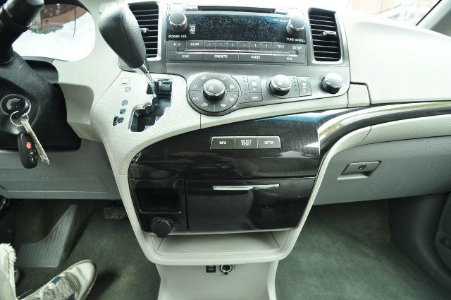 Toyota Sienna 2012 photo 14