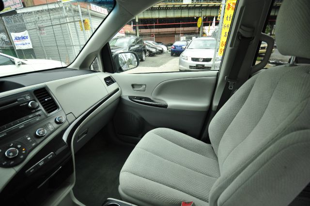 Toyota Sienna 2012 photo 15