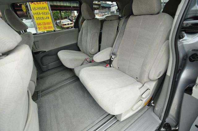 Toyota Sienna 2012 photo 16