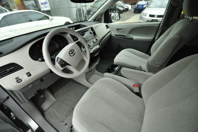 Toyota Sienna 2012 photo 18