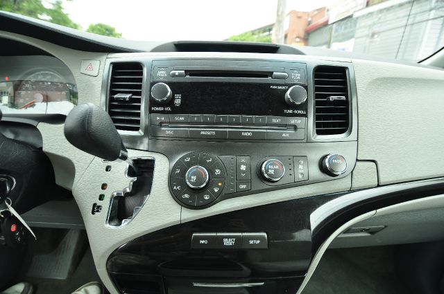 Toyota Sienna 2012 photo 2