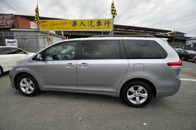 Toyota Sienna 2012 photo 20