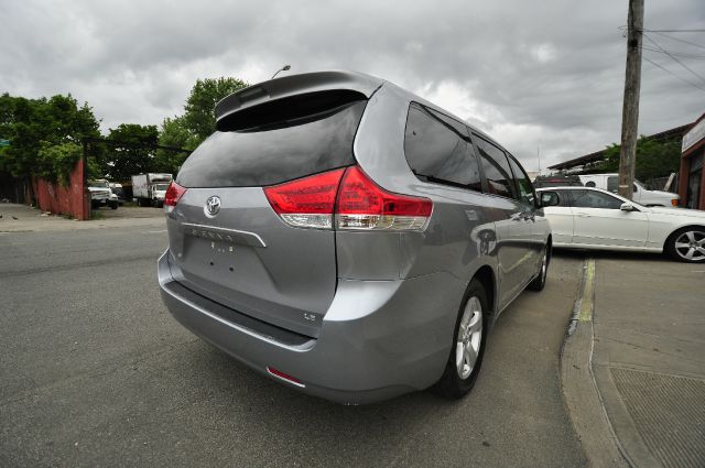 Toyota Sienna 2012 photo 22