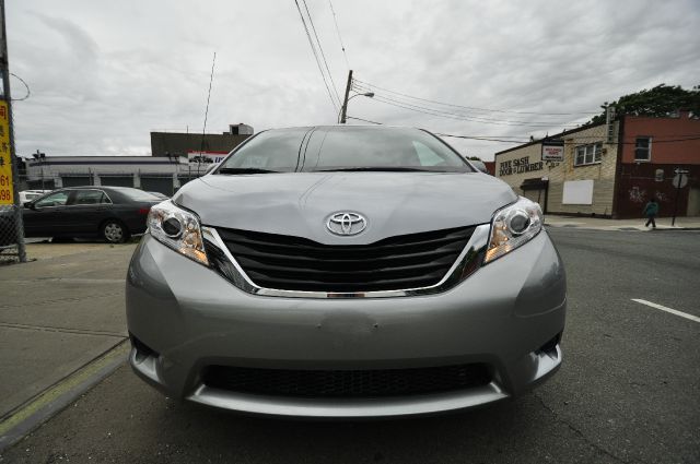 Toyota Sienna 2012 photo 23