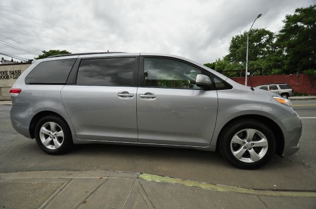 Toyota Sienna 2012 photo 5