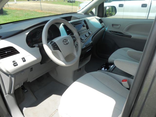 Toyota Sienna 2012 photo 1