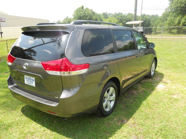 Toyota Sienna 2012 photo 2