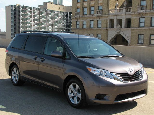 Toyota Sienna 2012 photo 1