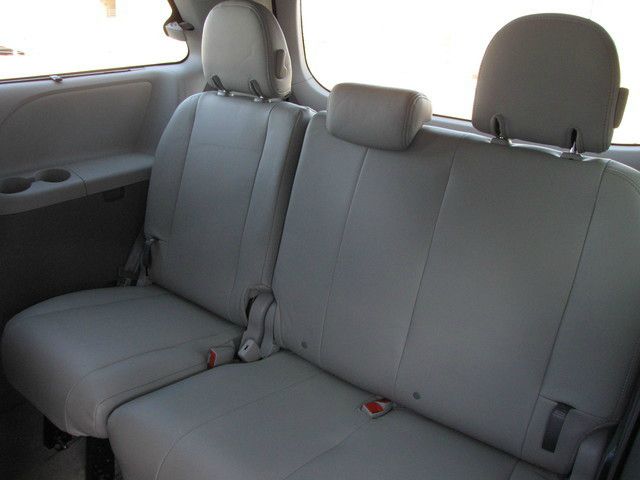 Toyota Sienna 2012 photo 12