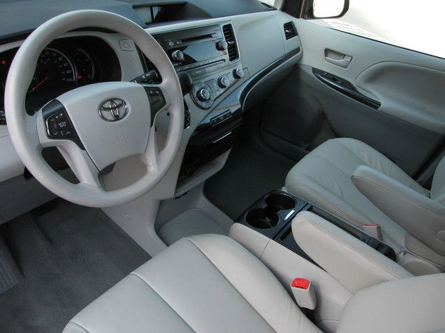 Toyota Sienna 2012 photo 13