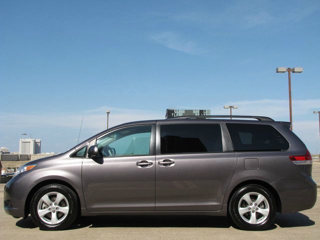 Toyota Sienna 2012 photo 14