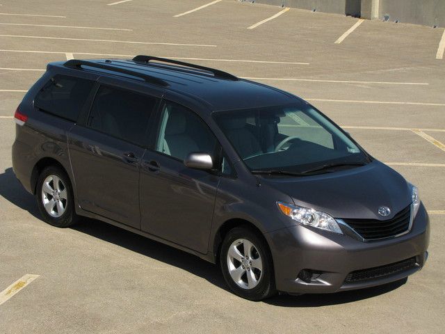 Toyota Sienna 2012 photo 18