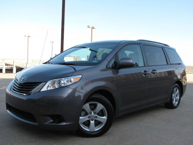 Toyota Sienna 2012 photo 2