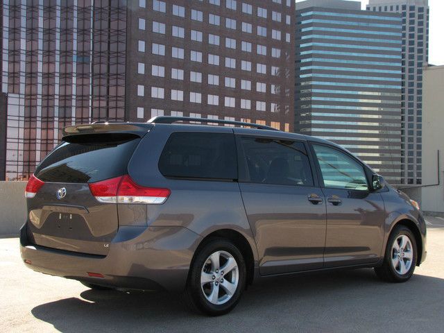 Toyota Sienna 2012 photo 21