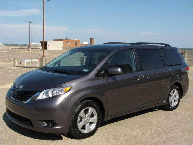 Toyota Sienna 2012 photo 3