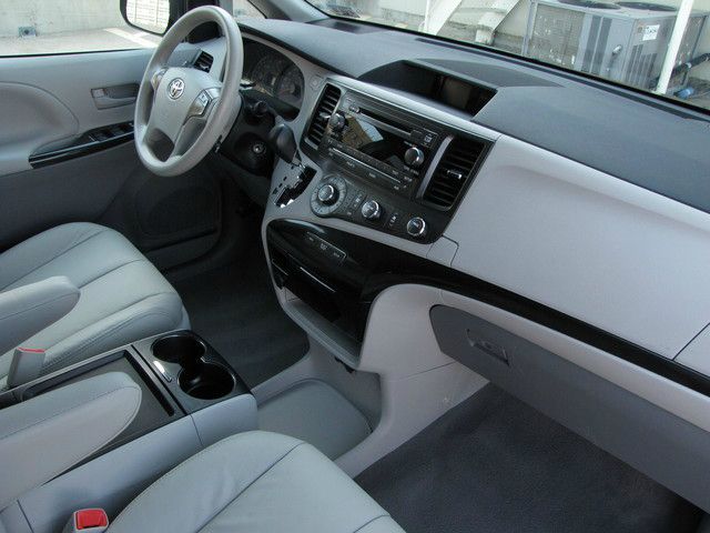 Toyota Sienna 2012 photo 5