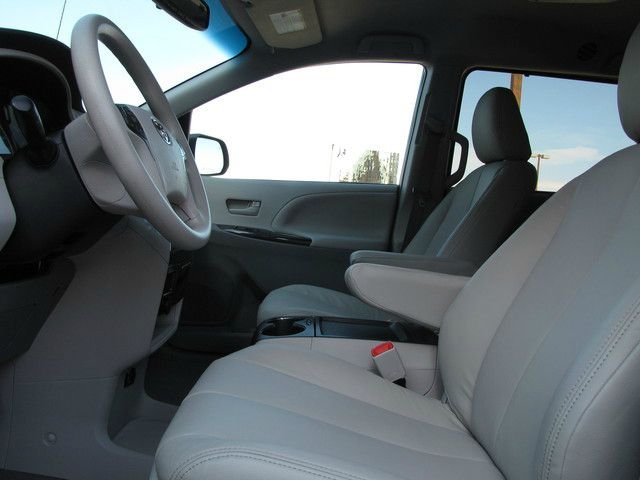 Toyota Sienna 2012 photo 9