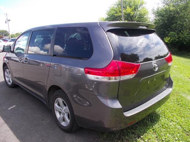 Toyota Sienna 2012 photo 1