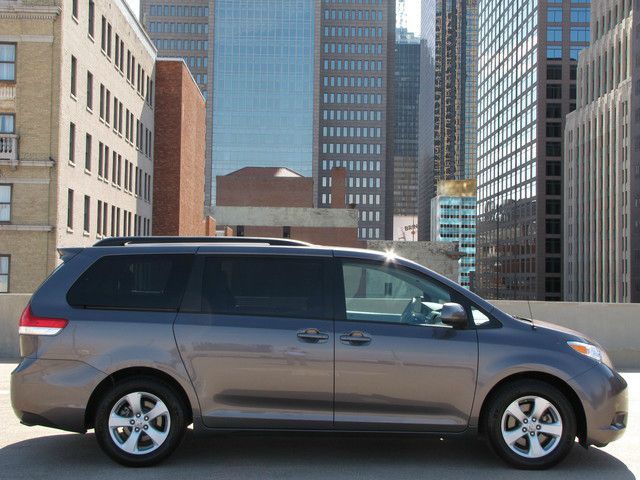 Toyota Sienna 2012 photo 2