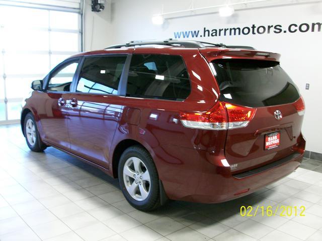 Toyota Sienna 2012 photo 1