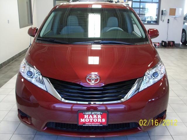 Toyota Sienna 2012 photo 4