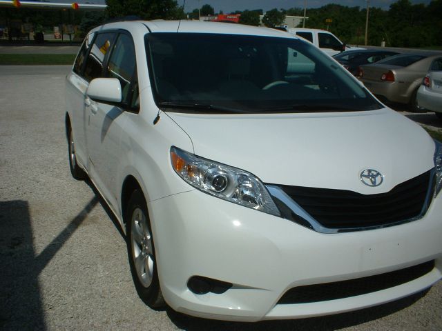 Toyota Sienna 2012 photo 2