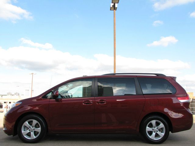 Toyota Sienna 2012 photo 1