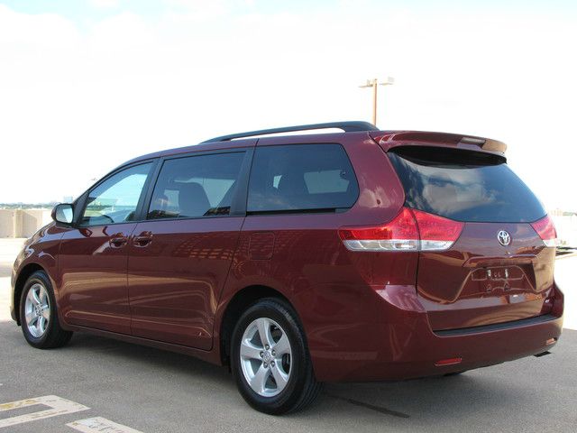 Toyota Sienna 2012 photo 3