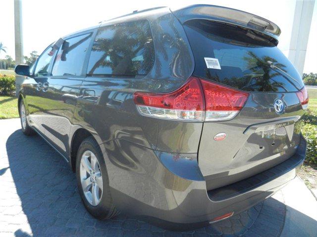 Toyota Sienna 2013 photo 1