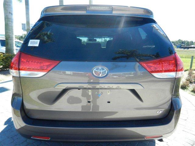 Toyota Sienna 2013 photo 2