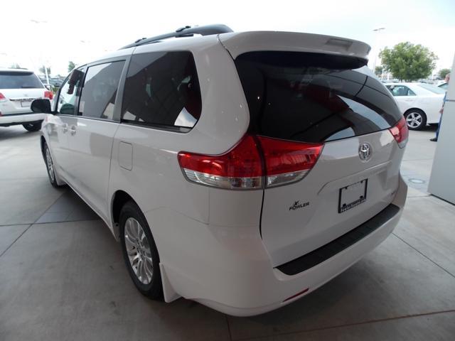 Toyota Sienna 2013 photo 2