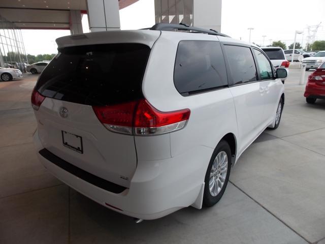 Toyota Sienna 2013 photo 3