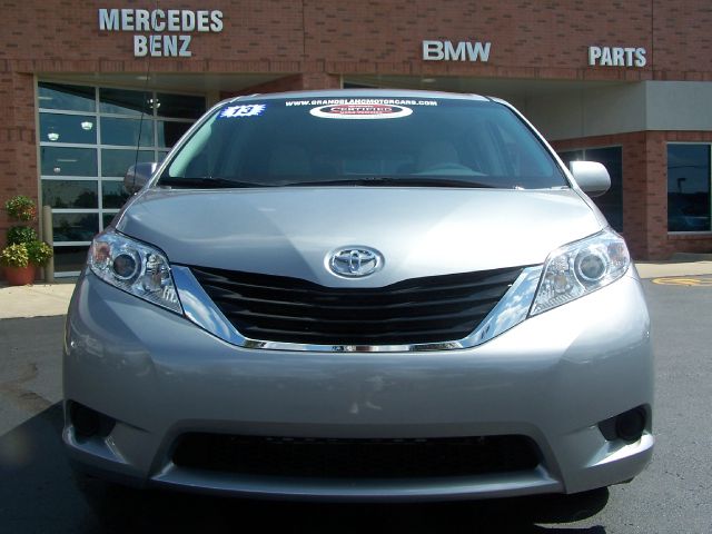 Toyota Sienna 2013 photo 1