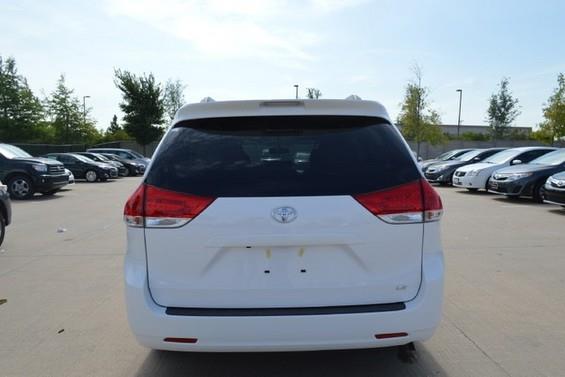 Toyota Sienna 2013 photo 4