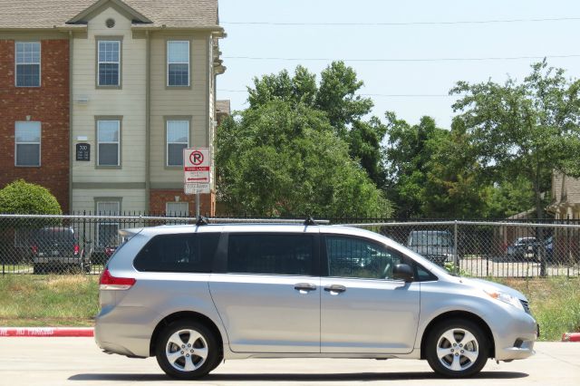 Toyota Sienna 2013 photo 1