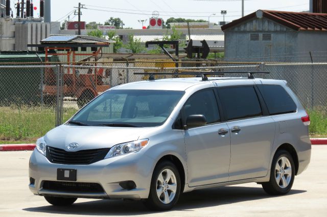 Toyota Sienna 2013 photo 3