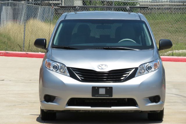 Toyota Sienna 2013 photo 4