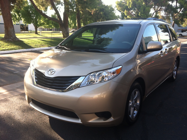 Toyota Sienna 2013 photo 4