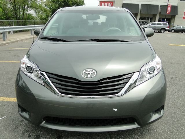 Toyota Sienna 2013 photo 10