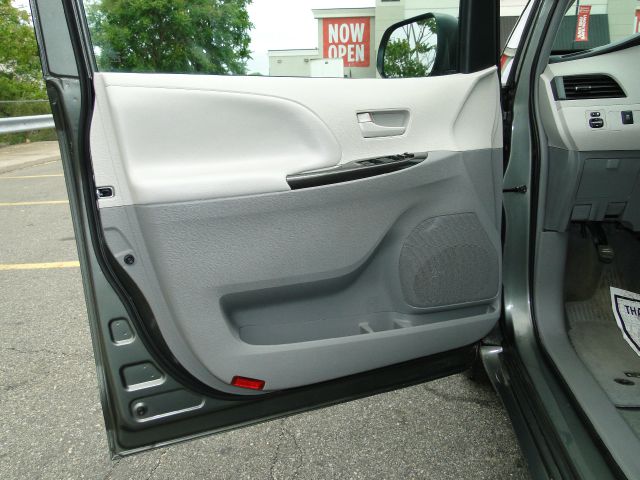 Toyota Sienna 2013 photo 18