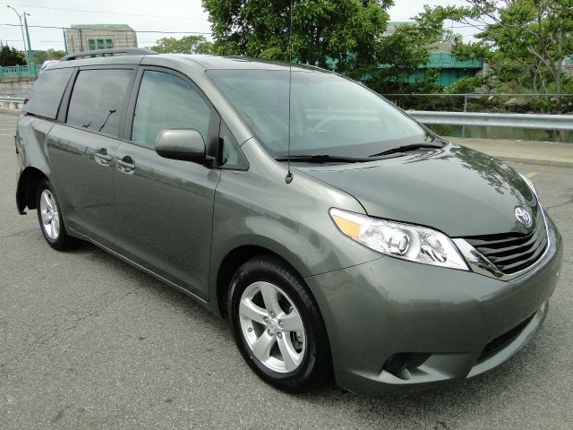 Toyota Sienna 2013 photo 2