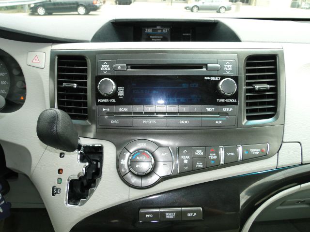 Toyota Sienna 2013 photo 23