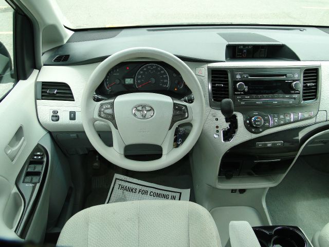 Toyota Sienna 2013 photo 24