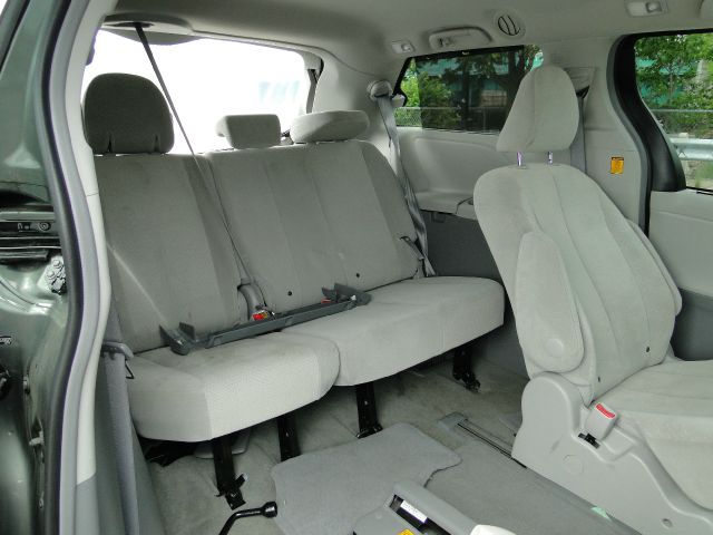 Toyota Sienna 2013 photo 26