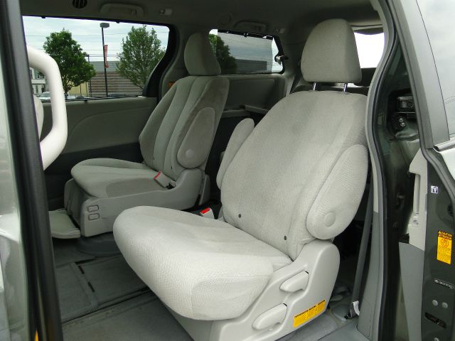 Toyota Sienna 2013 photo 27