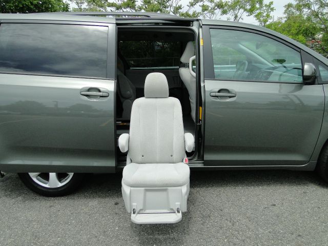 Toyota Sienna 2013 photo 3